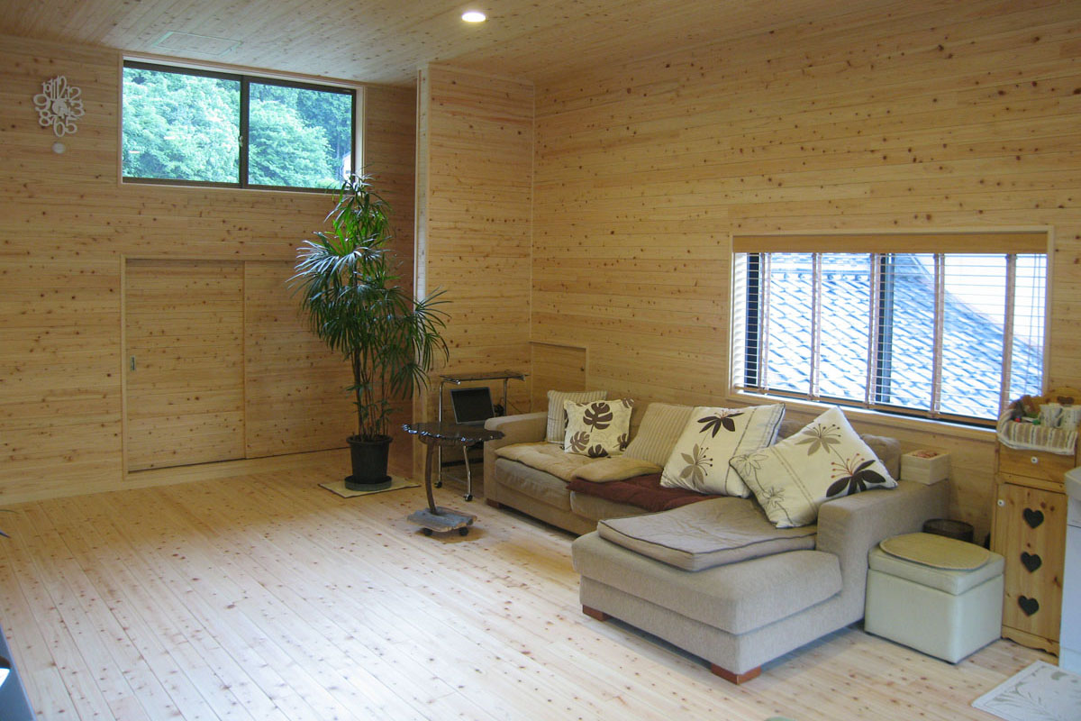 和室を、天然ヒノキ無垢材に囲まれた山小屋風の寝室に。